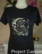T-shirt damski w kolorze Ciemny Granat z wyhaftowanym wzorem kruka i księżyca