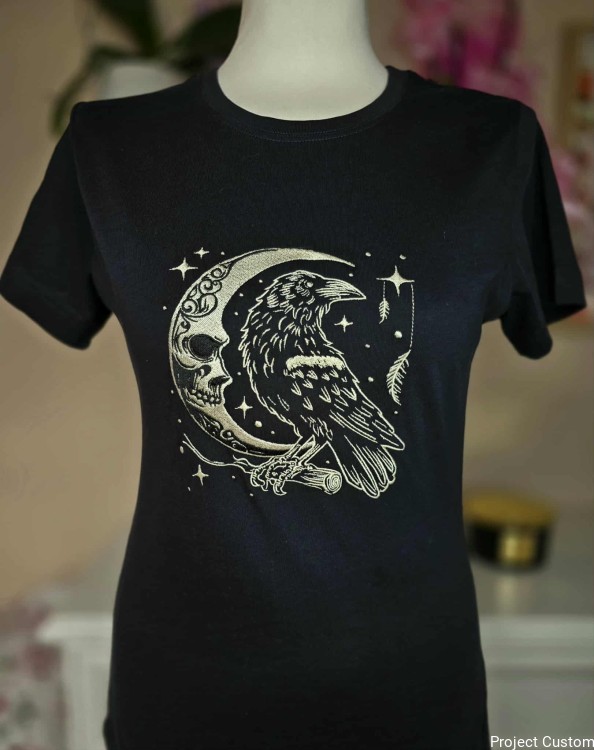 T-shirt damski w kolorze Ciemny Granat z wyhaftowanym wzorem kruka i księżyca