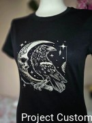 T-shirt damski w kolorze Ciemny Granat z wyhaftowanym wzorem kruka i księżyca