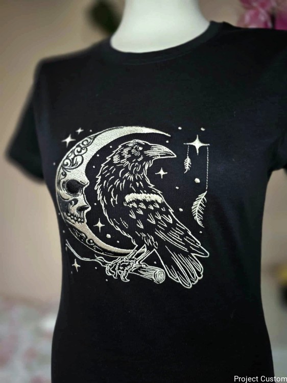 T-shirt damski w kolorze Ciemny Granat z wyhaftowanym wzorem kruka i księżyca