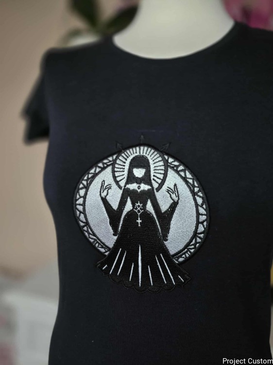 T-shirt Damski, Kolor Ciemny Granat, Haft Komputerowy, Kapłanka