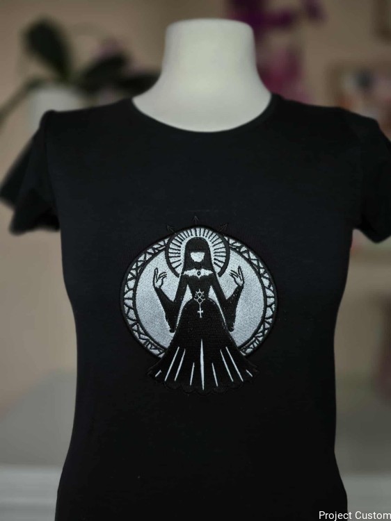 T-shirt Damski, Kolor Ciemny Granat, Haft Komputerowy, Kapłanka